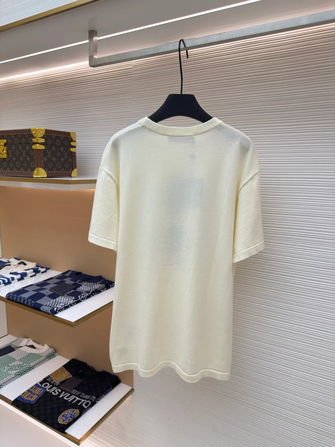 LOUIS VUITTON duck wool short sleeves ●Authentic product: purchased and developed by 7350 ●Item number: 1680163-A50 ●Fabric: fully combed wool ●Technology: woolen weaving ●Version: fitted version ●Weight: about 305 grams ●Size: XS-S-M-L ●Description: The woolen material is fully combed and 100% cotton yarn is dyed and dyed according to the original version. An experienced painter manually counts the pattern 1:1 with reference to the original version. It takes a long time and manually counts more than 10,000 pinholes. It is truly perfect 1:1. It is woven using the latest wool hanging machine. During the weaving, 13 sand spits are used to alternately weave back and forth. Single single There are more than 4,000 rows of wool knitting in the front of the garment, and it takes several hours to weave one piece of clothing. There are so many knots in the newly woven garments that it requires manual thread picking and knot inspection. After random inspections, seam picking, washing, original main labels, and wash marks are all hand-ordered. Details include the height of the wash mark, stitching, and final ironing. Only after a general inspection can the goods be packaged and shipped.